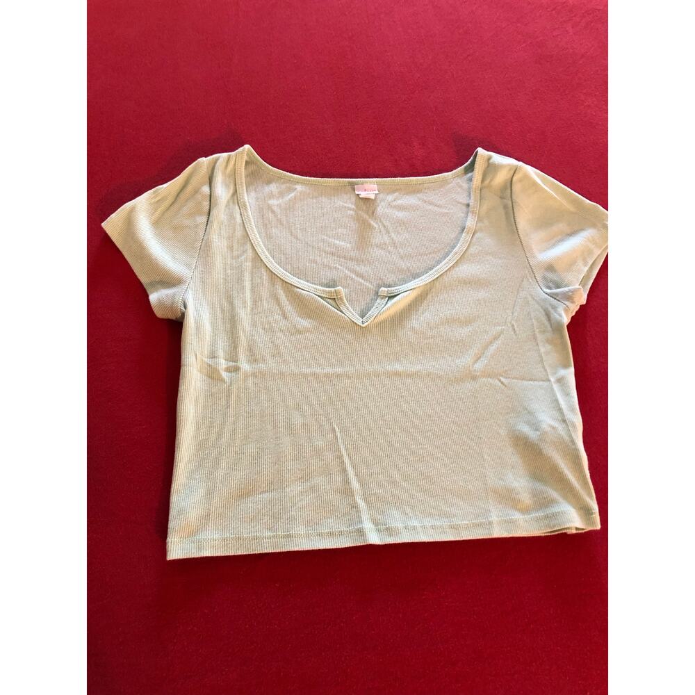 Colsie light green scoop v-neck short sleeve crop top Size Medium